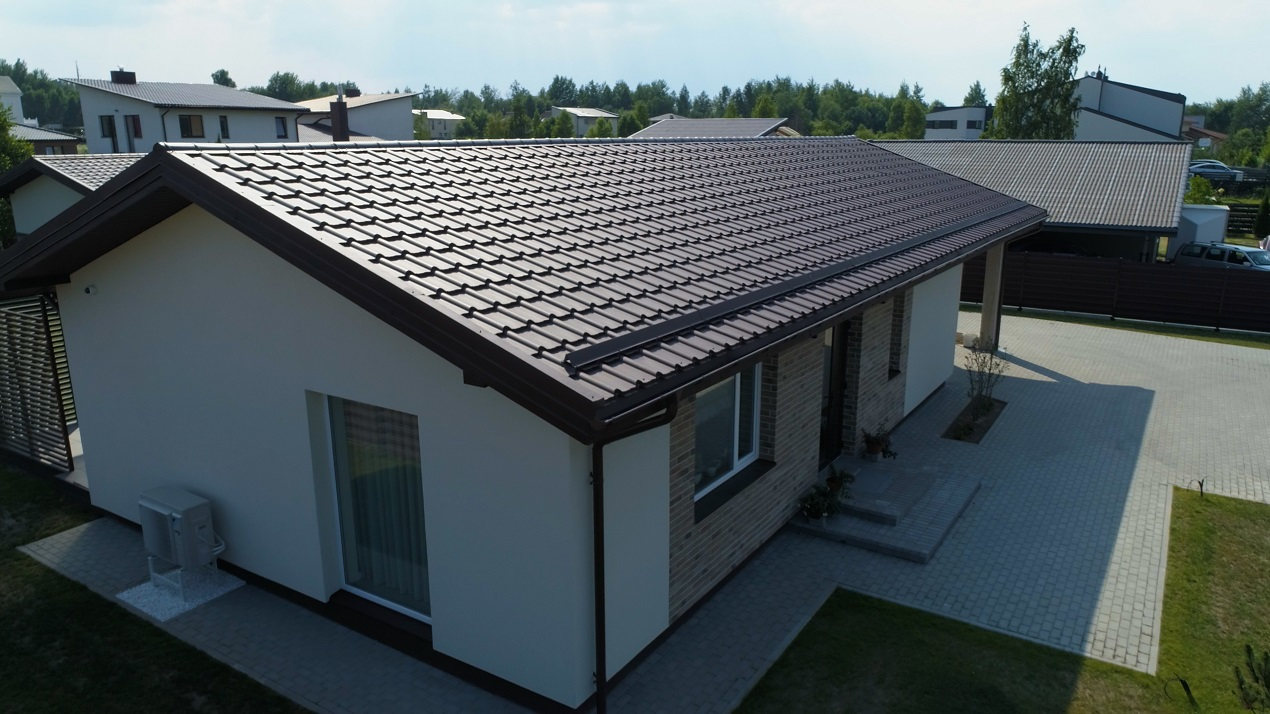 Jaki kąt nachylenia musi mieć dach, aby dało się go pokryć blachodachówką?