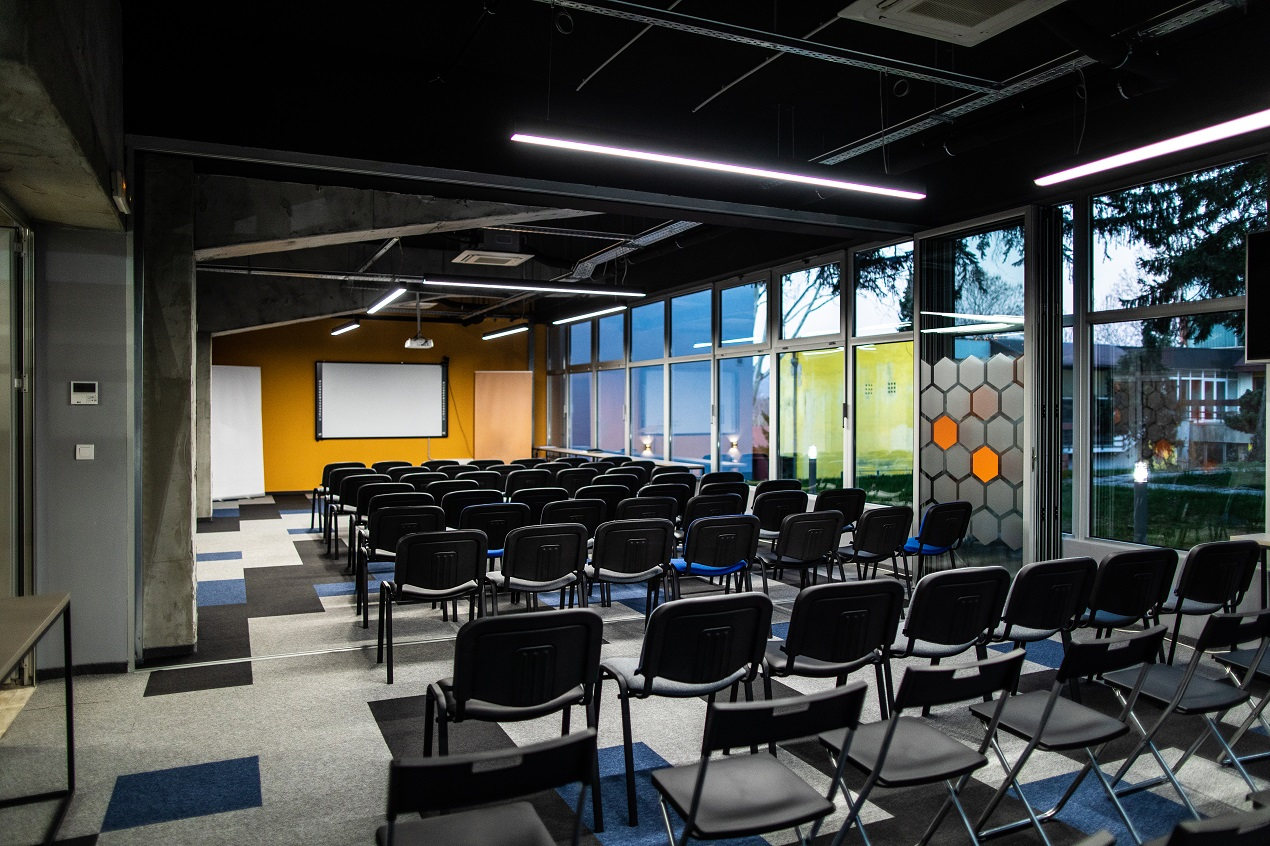 Czym charakteryzują się konferencyjne krzesła ISO?