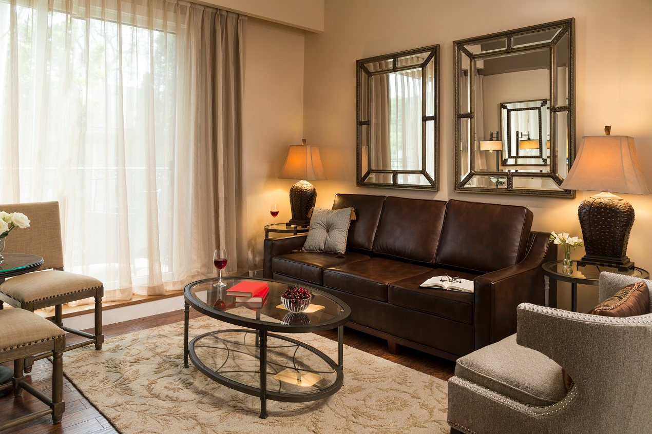 Dlaczego warto wybierać nowoczesne lustra do salonu?