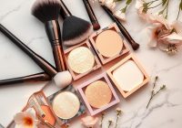 Jak wybrać idealny pędzel do rozświetlacza? Przewodnik dla każdej kobiety Jak wybrać idealny pędzel do rozświetlacza? Przewodnik dla każdej kobiety