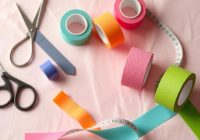 Taping biustu krok po kroku: jak uzyskać efekt uniesienia?